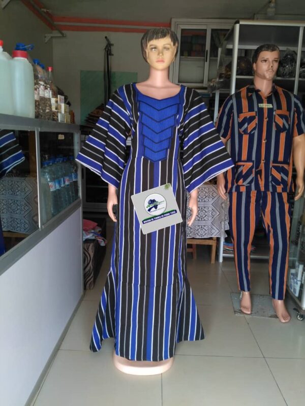 Longue robe dame en page tissé brodé bleu